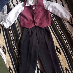 Traje de niño con moñito 